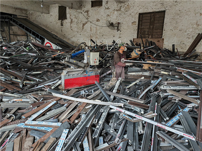 <a href='http://94mmp.cn/feilv/852.html' target='_blank'><span>鋁合金破碎機</span></a>廢塑料廢鋁破碎分選設備現(xiàn)場作業(yè)實拍